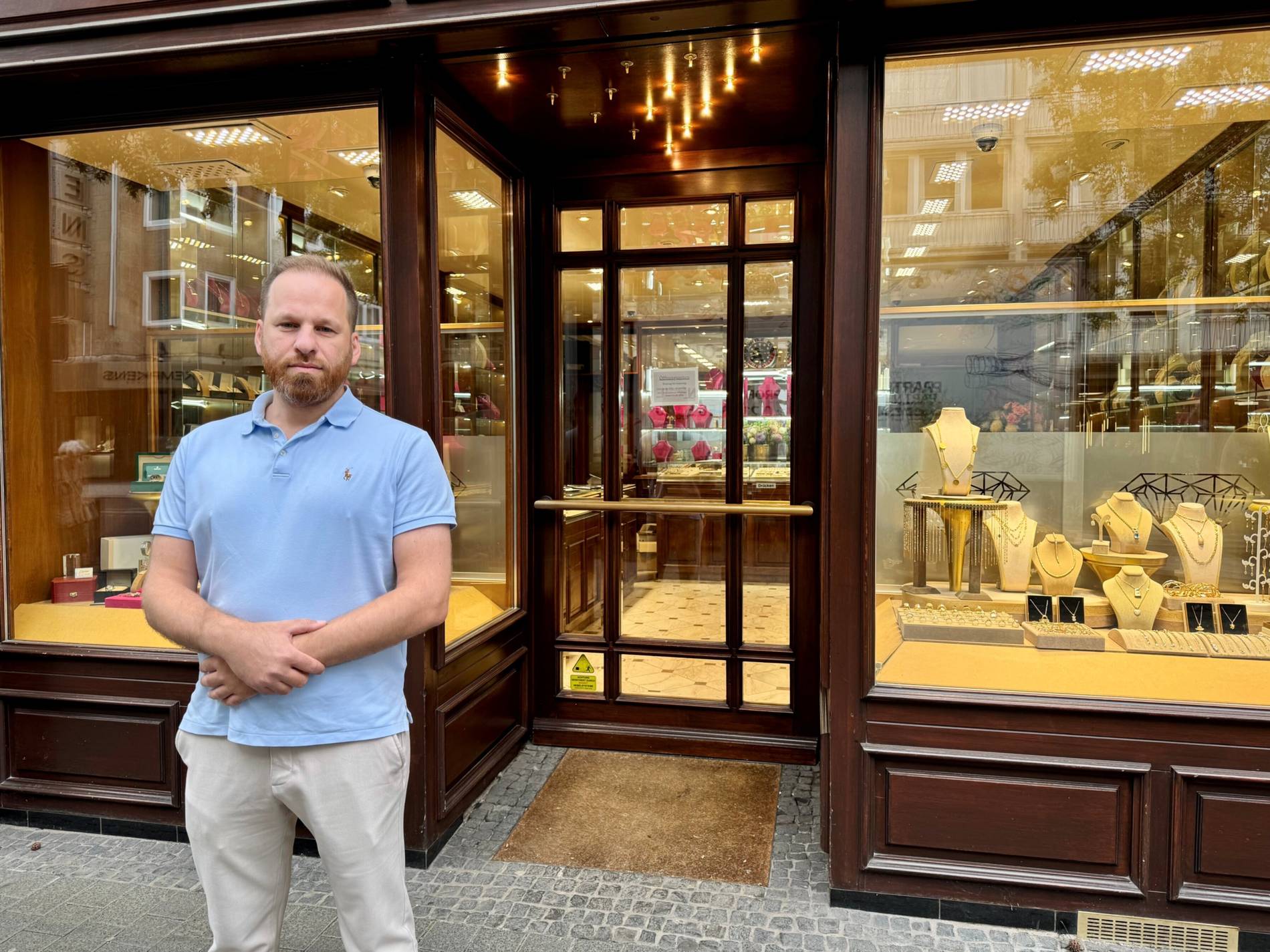 Bilal Serhan – Inhaber von Juwelier Abraham & Söhne vor dem Geschäft in Krefeld